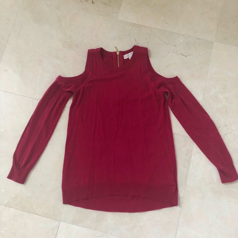 Shoulderless sweater
